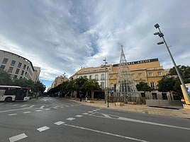El árbol de Navidad ya se situa en la Puerta de Purchena