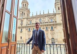 El alcalde, Agustín González, en el salón de planos, con la Catedral de fondo.