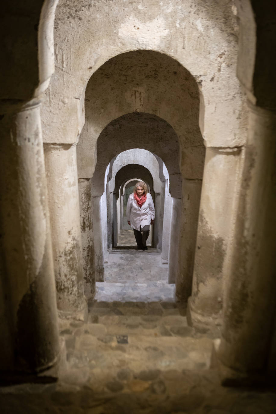 Corredor con columnas que aportan una interesante perspectiva.