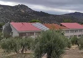 Estado en que quedó el tejado de IES Fuente de la Peña.