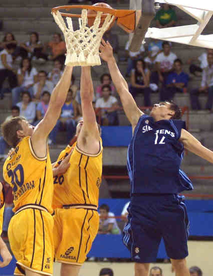 Pablo Aguilar, a la derecha, con la camiseta del Real Madrid.