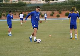 Cèsar Montes conduce el balón en la sesión de este viernes.