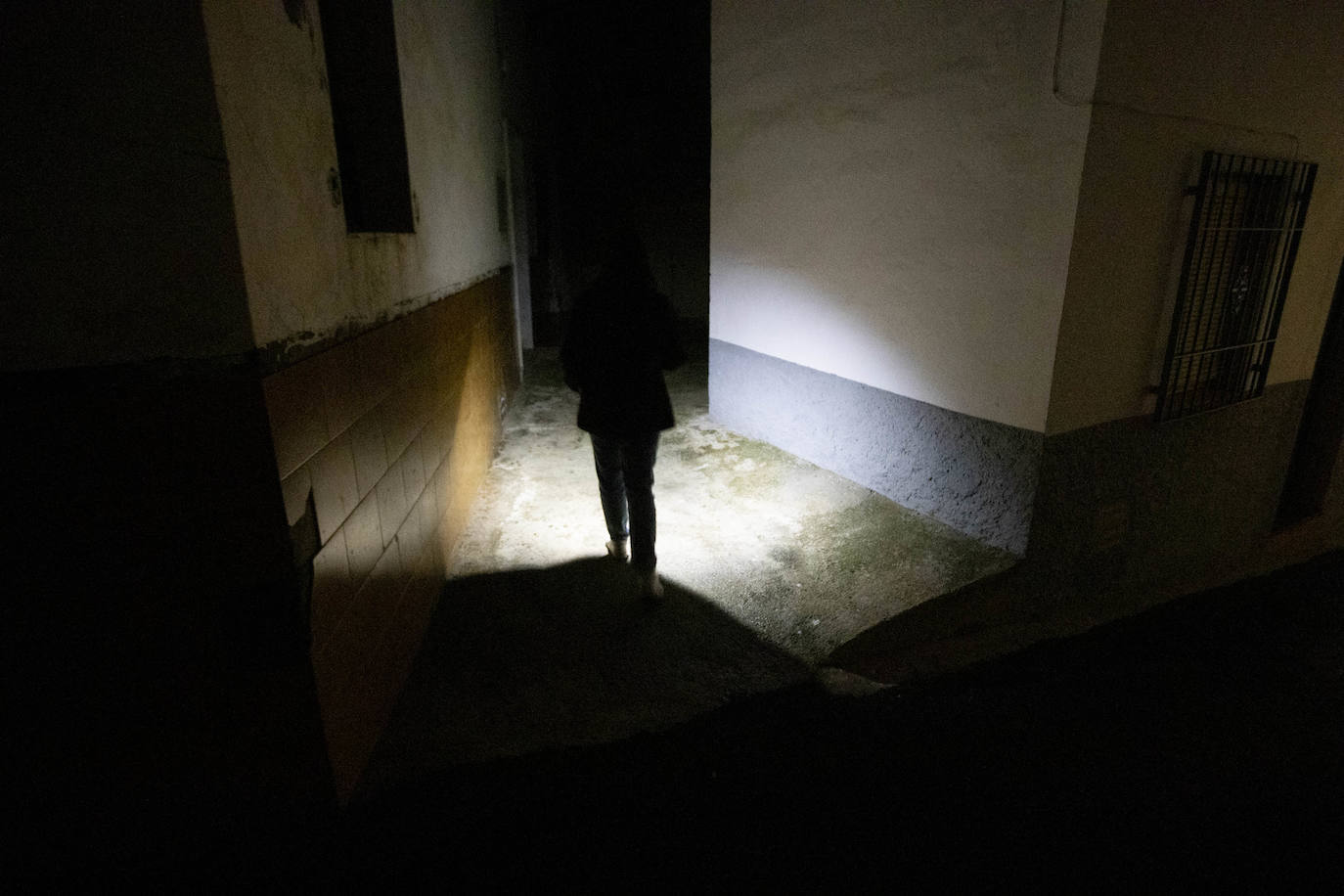 Imagen secundaria 2 - Los vecinos pasean con la linterna del móvil.