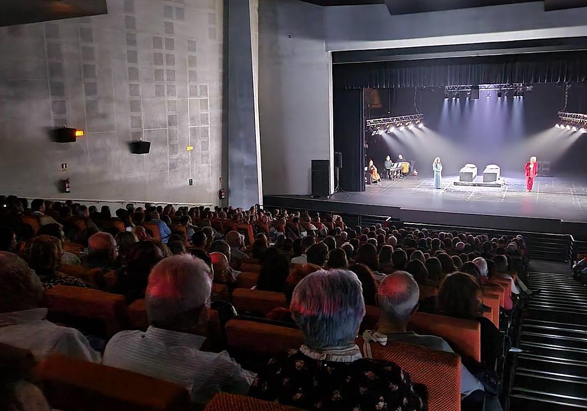 Butacas llenas en el Infanta Leonor durante la actuación.