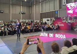 Desfile de trajes de novio en Jaén de Boda.