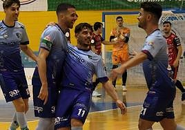 Los celestes celebran un tanto.