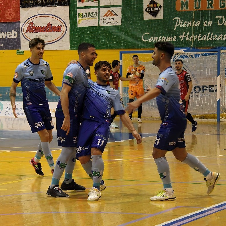 Los celestes celebran un tanto.