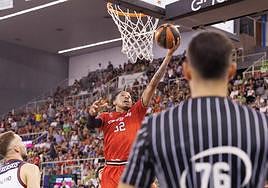 Joe Thomasson entra a canasta en el partido contra el Baskonia.