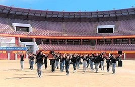Un grupo de artistas en la Plaza de Toros de Roquetas de Mar.