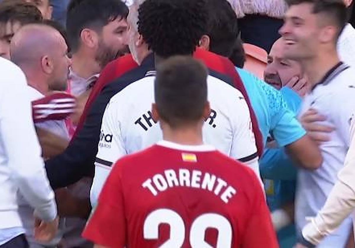 Instante del encontronazo entre Paco López y Hugo Duro.