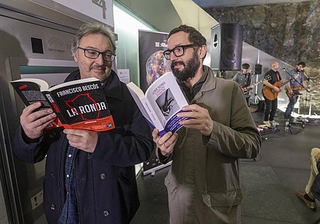 Carlos Zanón y Paco Bescós, con sus libros cruzados.
