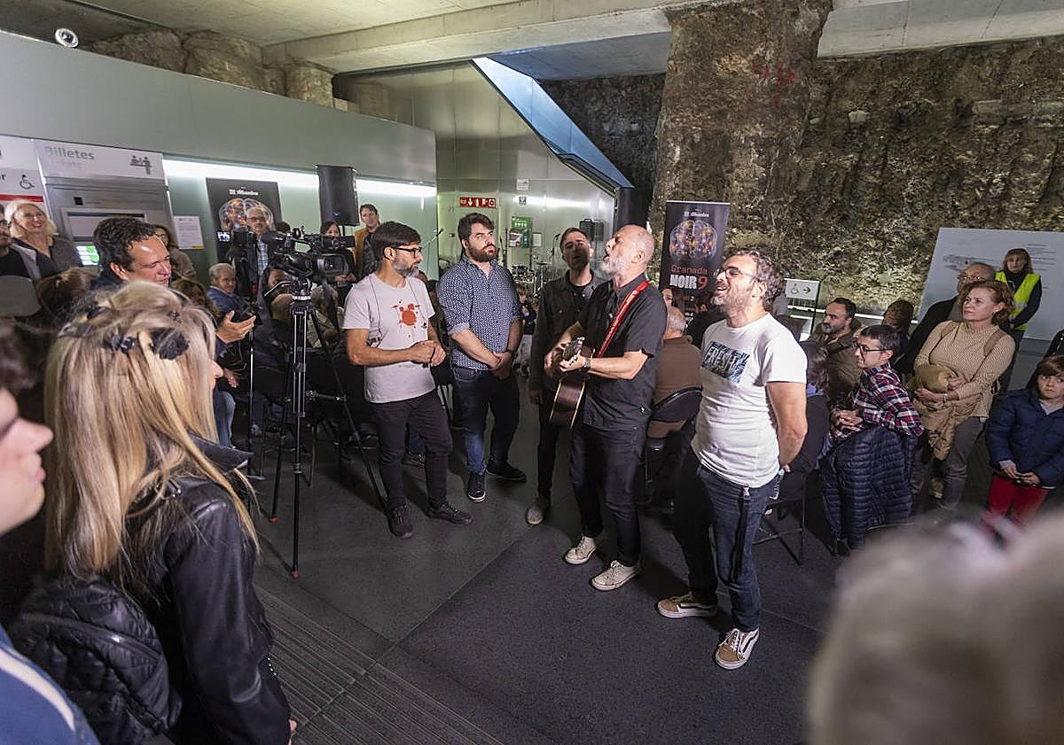 Imagen principal - Momento acústico del concierto, foto de familia con escritores y el público en Alcázar Genil. 