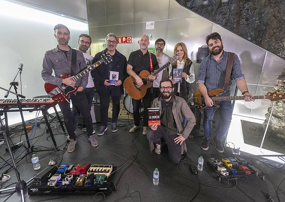 Imagen secundaria 1 - Momento acústico del concierto, foto de familia con escritores y el público en Alcázar Genil. 