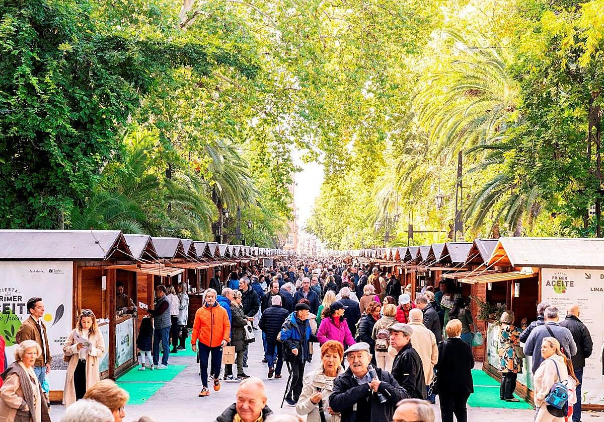 Afluencia de público en el Paseo de Linarejos.