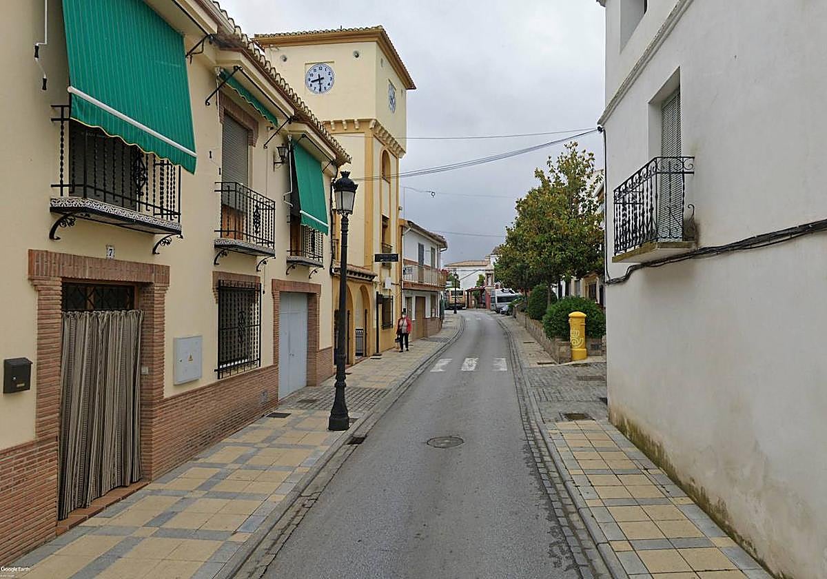 Vista de la calle del agua, una de las vías principales del pueblo, donde está situado el ayuntamiento.