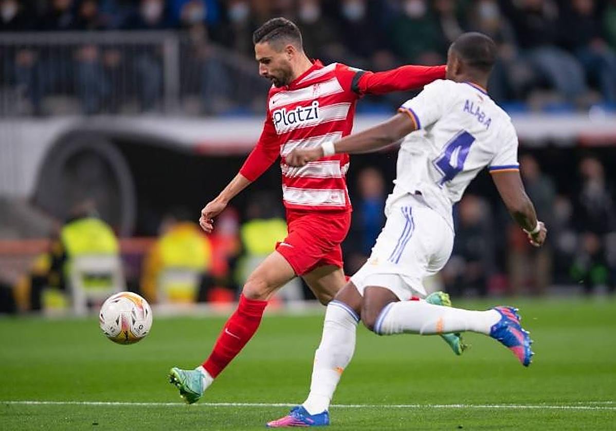 Antonio Puertas chuta un balón ante Alaba hace dos temporadas.