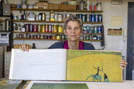 Antje muestra su libro artístico sobre el Quijote en su estudio de Otura.