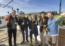 Los cinco chefs brindan con unas cervezas Alhambra