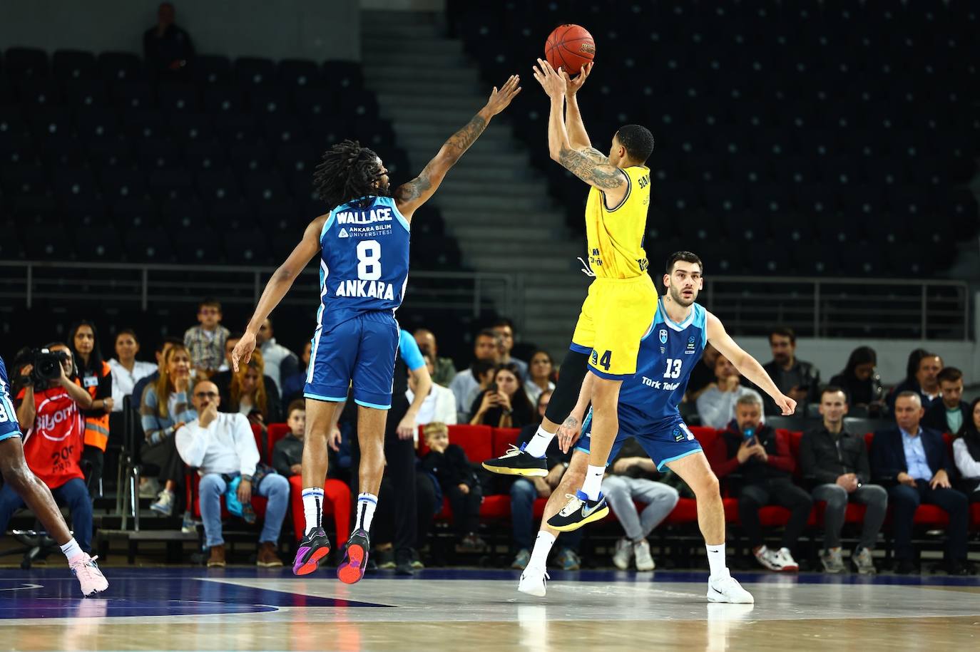 Suspensión de AJ Slaughter en Ankara.