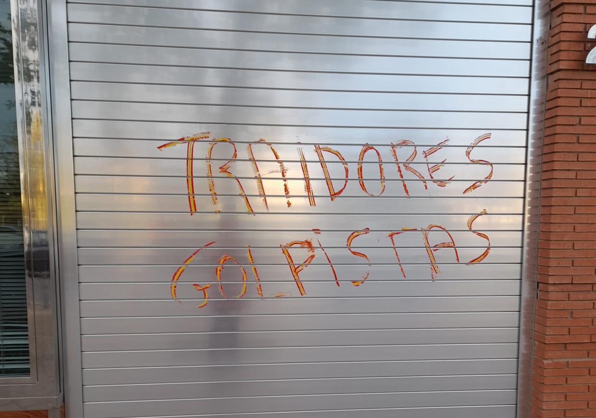 Pintada en la persiana de entrada a la sede del PSOE de Granada