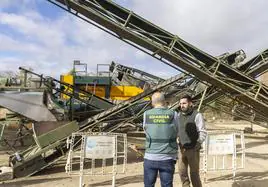 Un agente del Grupo ROCA de la Guardia Civil inspecciona uno de los puntos de compra de aceituna en el inicio de la campaña.