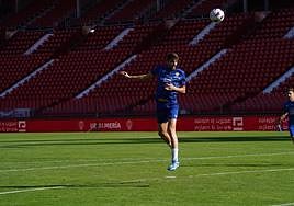 Édgar González cabecea en un ejercicio del entrenamiento de este miércoles.