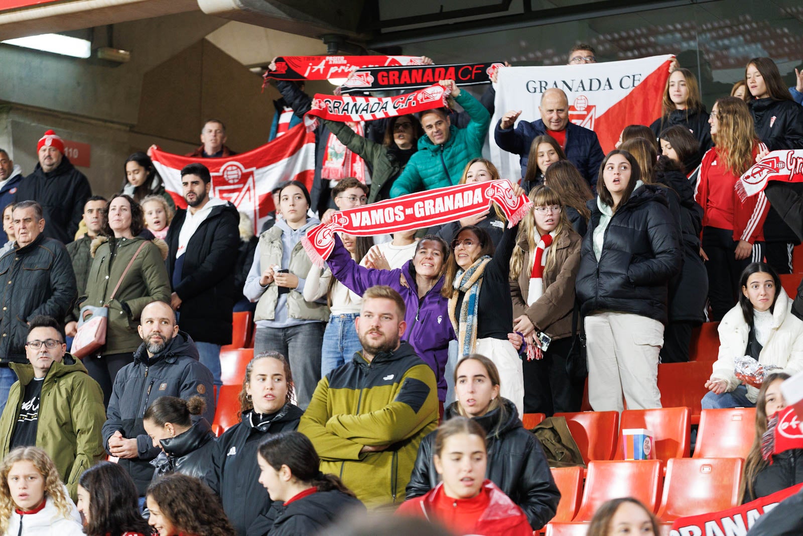 Encuéntrate en la grada de Los Cármenes en el Granada-Athletic