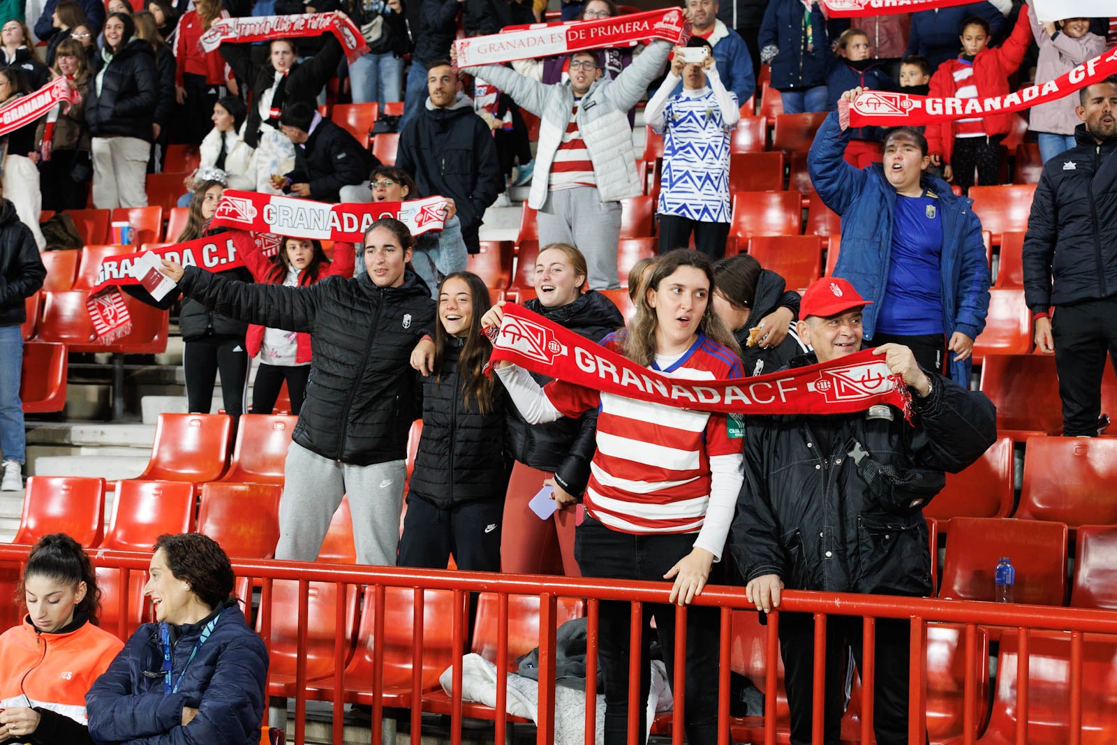 Encuéntrate en la grada de Los Cármenes en el Granada-Athletic