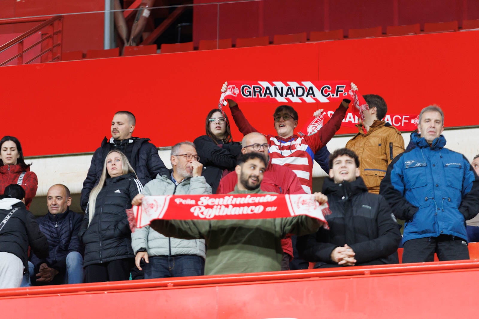Encuéntrate en la grada de Los Cármenes en el Granada-Athletic