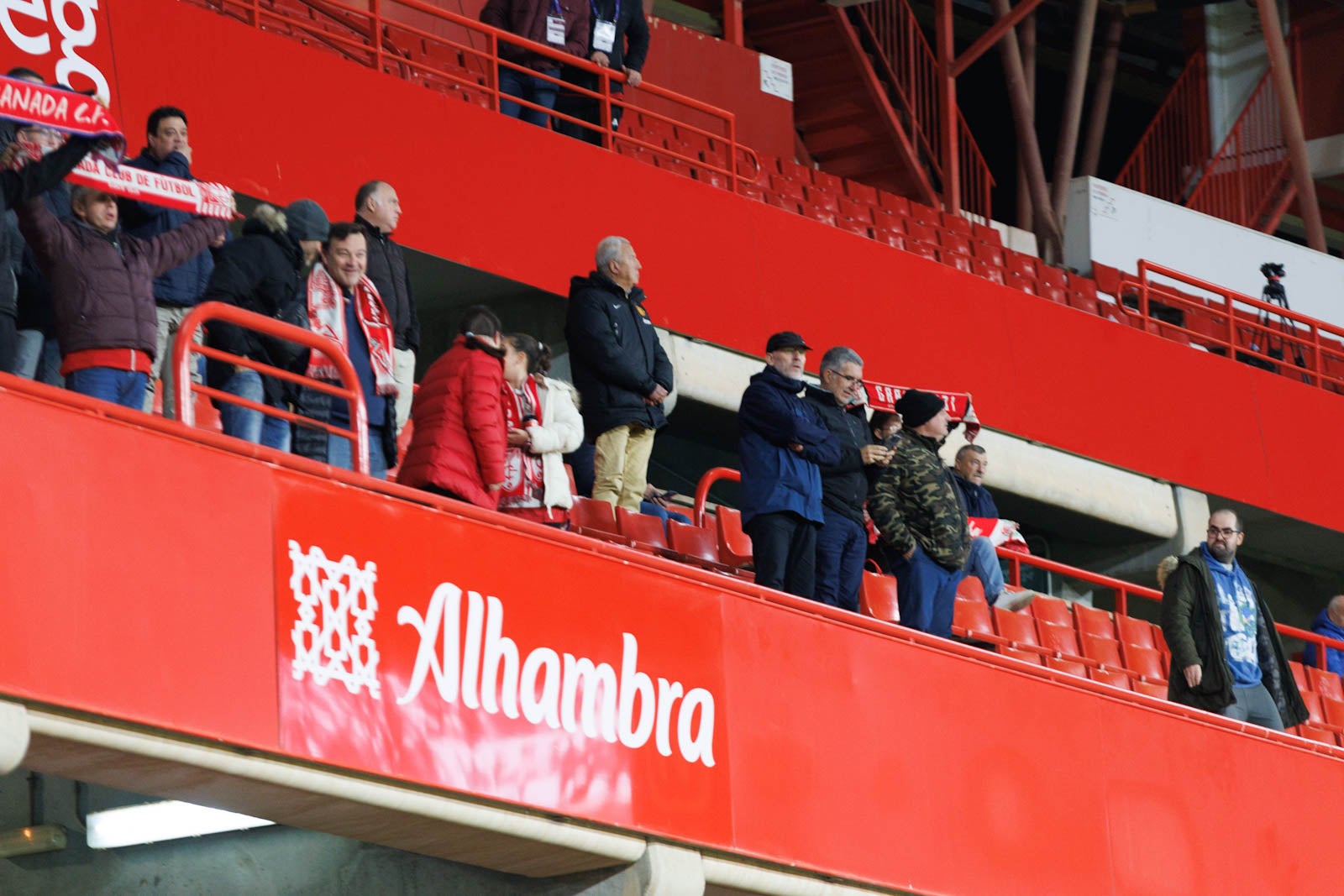 Encuéntrate en la grada de Los Cármenes en el Granada-Athletic