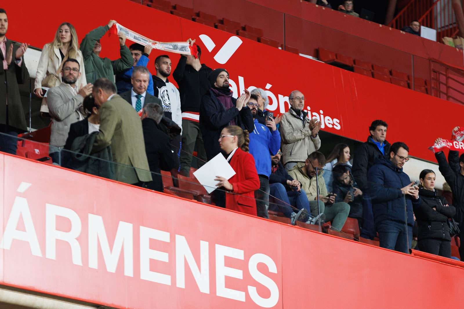 Encuéntrate en la grada de Los Cármenes en el Granada-Athletic