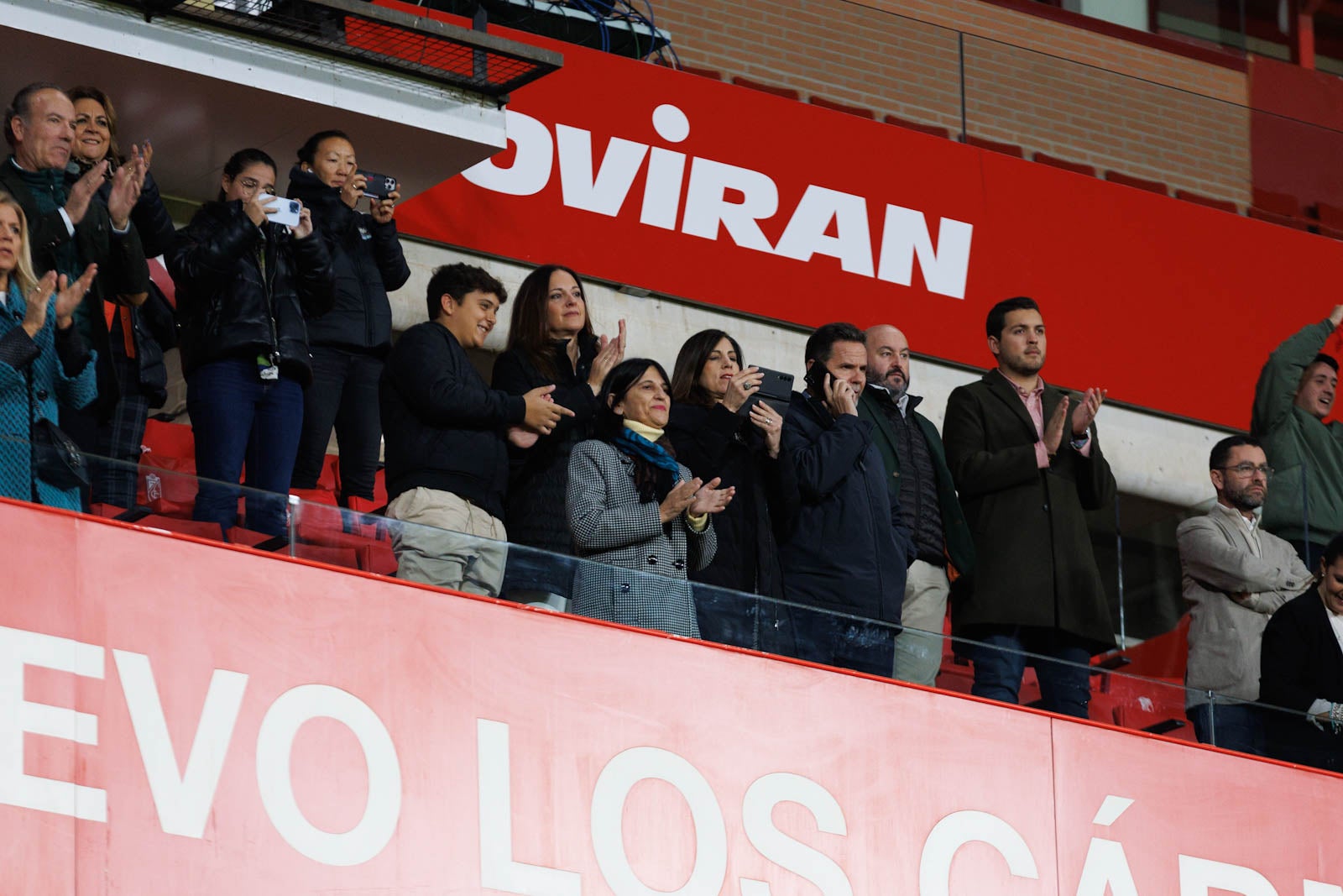 Encuéntrate en la grada de Los Cármenes en el Granada-Athletic