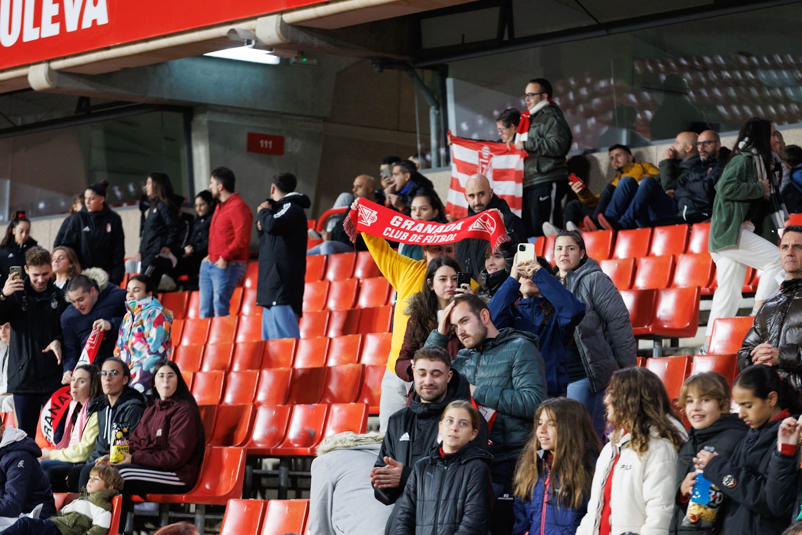 Encuéntrate en la grada de Los Cármenes en el Granada-Athletic