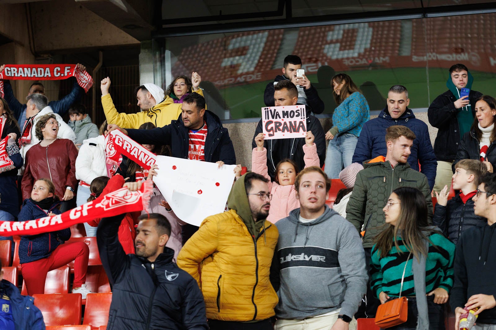 Encuéntrate en la grada de Los Cármenes en el Granada-Athletic