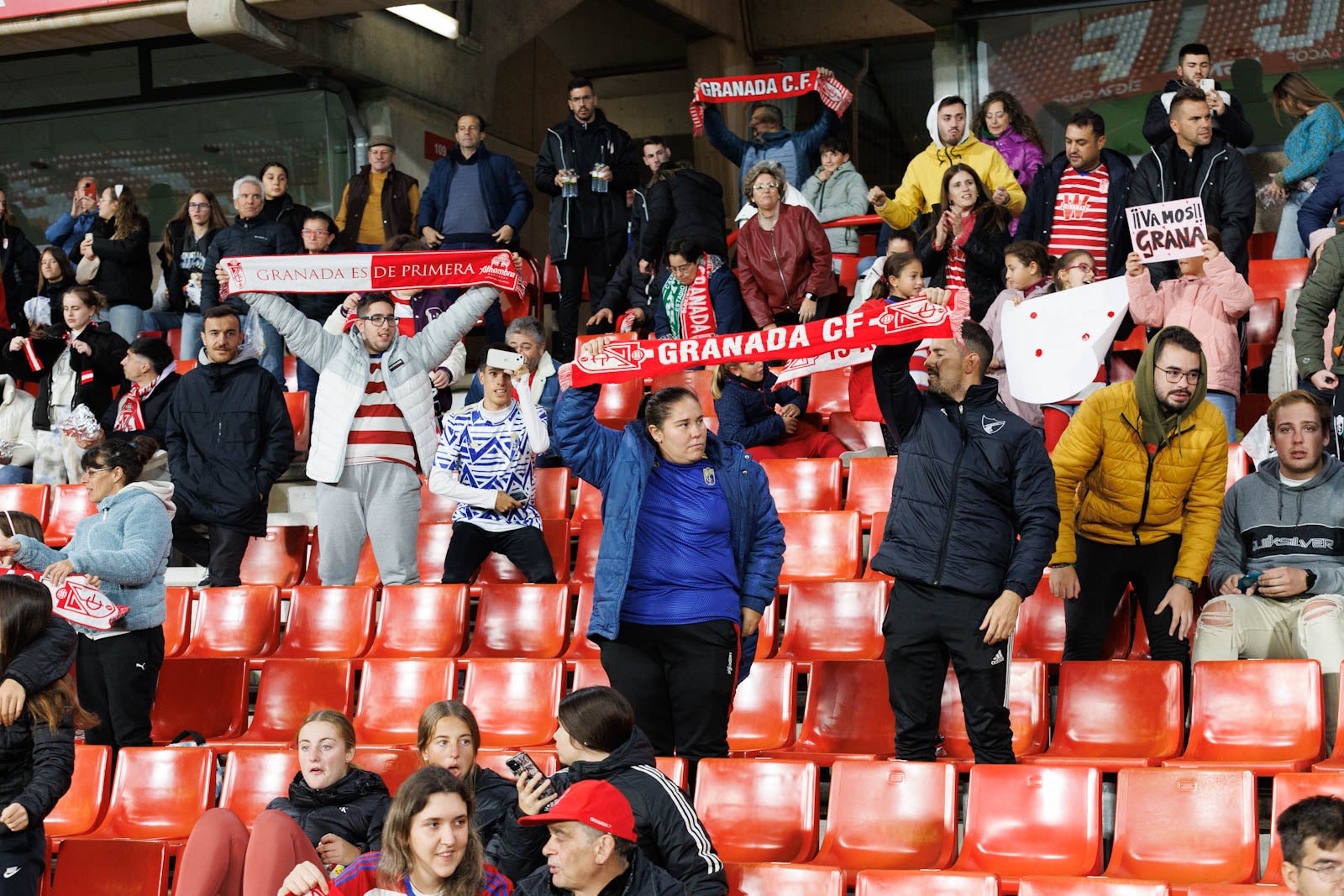Encuéntrate en la grada de Los Cármenes en el Granada-Athletic