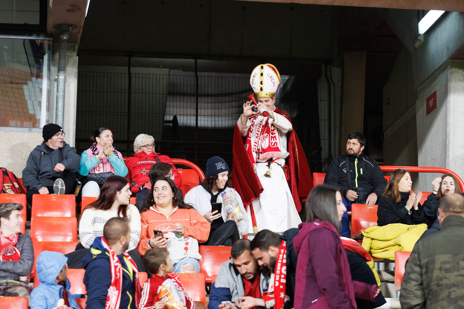 Encuéntrate en la grada de Los Cármenes en el Granada-Athletic