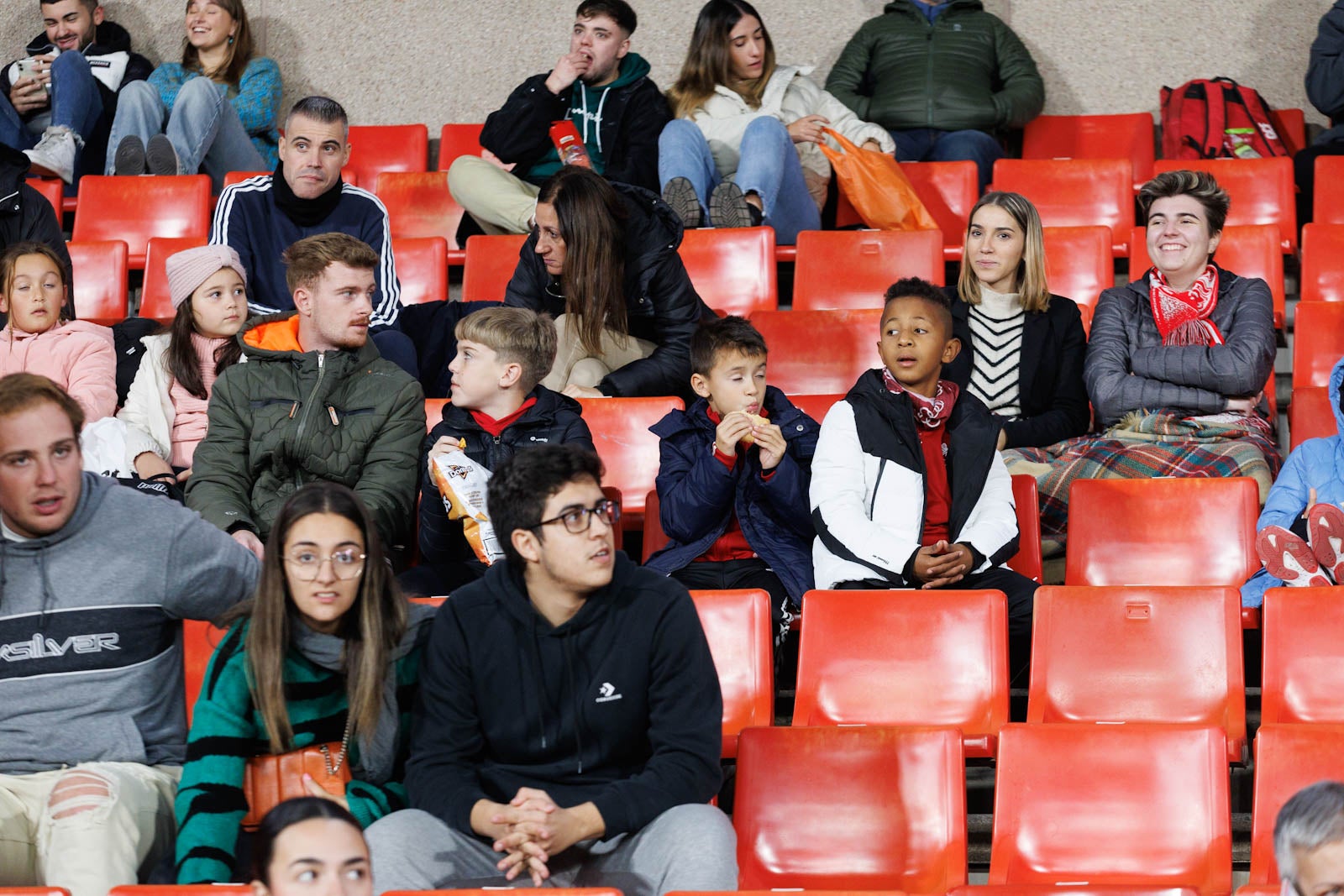 Encuéntrate en la grada de Los Cármenes en el Granada-Athletic