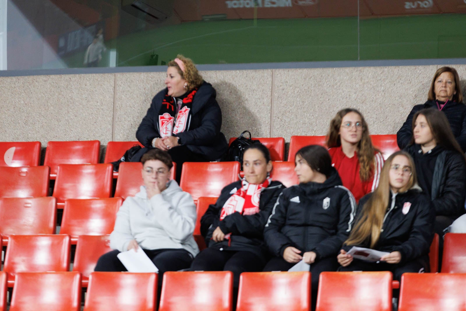 Encuéntrate en la grada de Los Cármenes en el Granada-Athletic