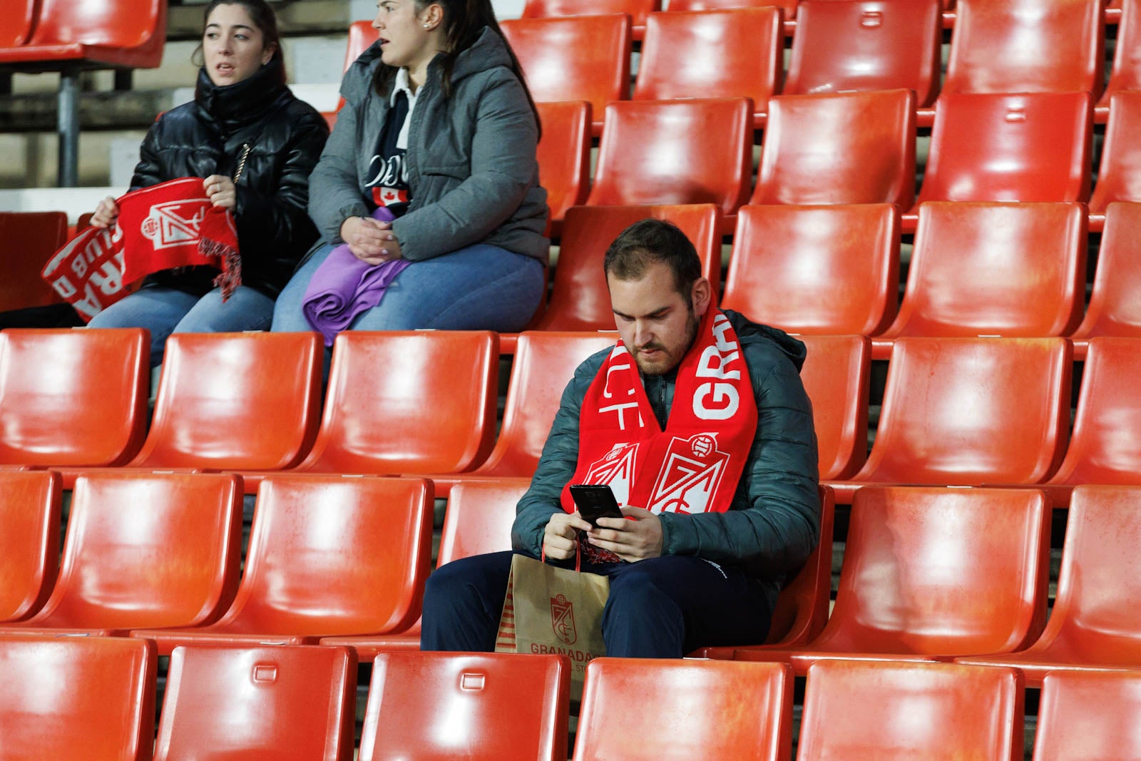 Encuéntrate en la grada de Los Cármenes en el Granada-Athletic