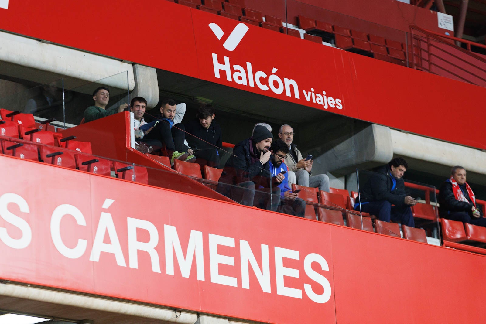Encuéntrate en la grada de Los Cármenes en el Granada-Athletic