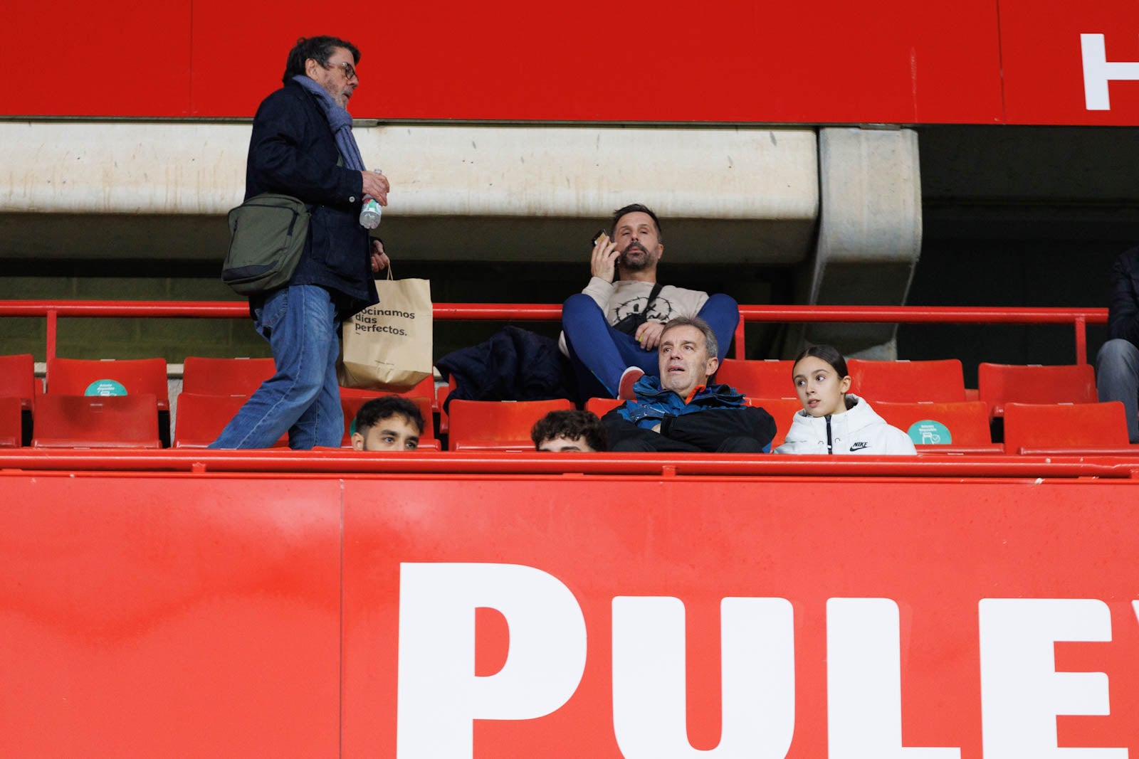 Encuéntrate en la grada de Los Cármenes en el Granada-Athletic