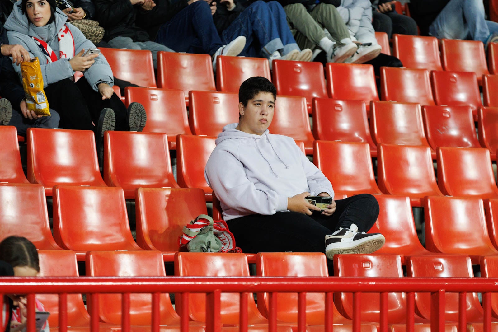 Encuéntrate en la grada de Los Cármenes en el Granada-Athletic