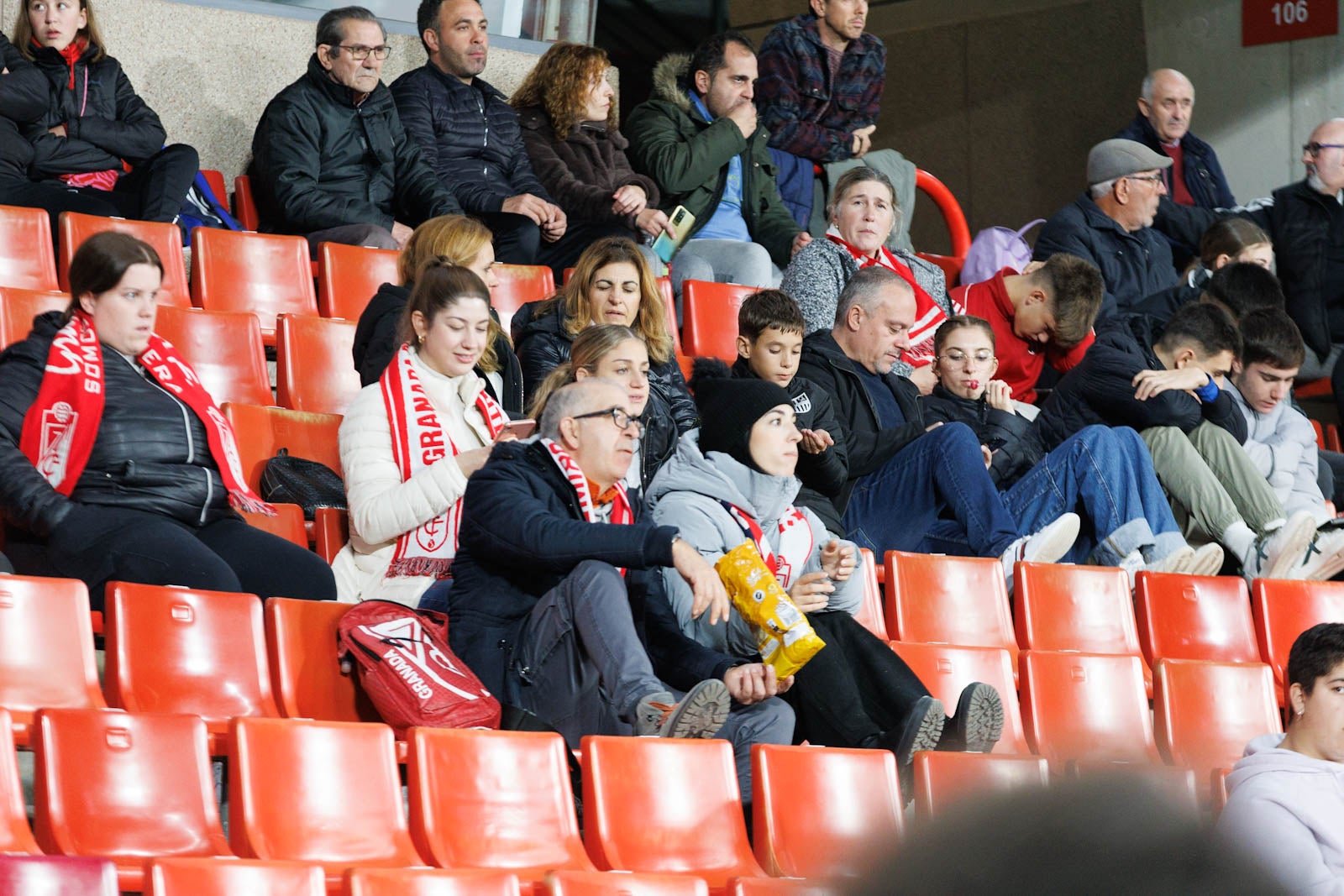Encuéntrate en la grada de Los Cármenes en el Granada-Athletic
