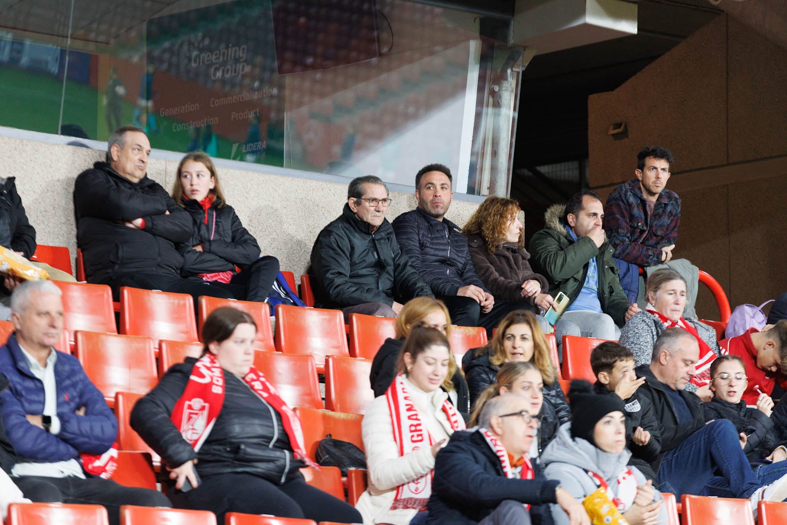Encuéntrate en la grada de Los Cármenes en el Granada-Athletic