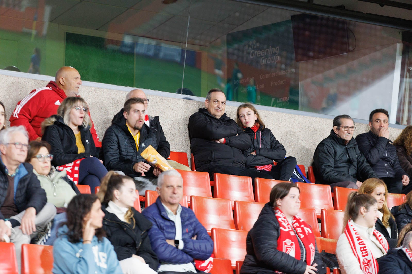 Encuéntrate en la grada de Los Cármenes en el Granada-Athletic