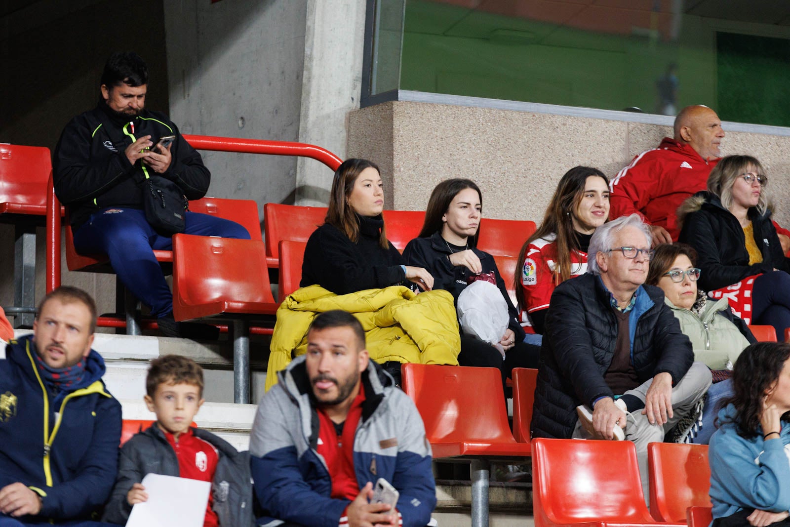 Encuéntrate en la grada de Los Cármenes en el Granada-Athletic