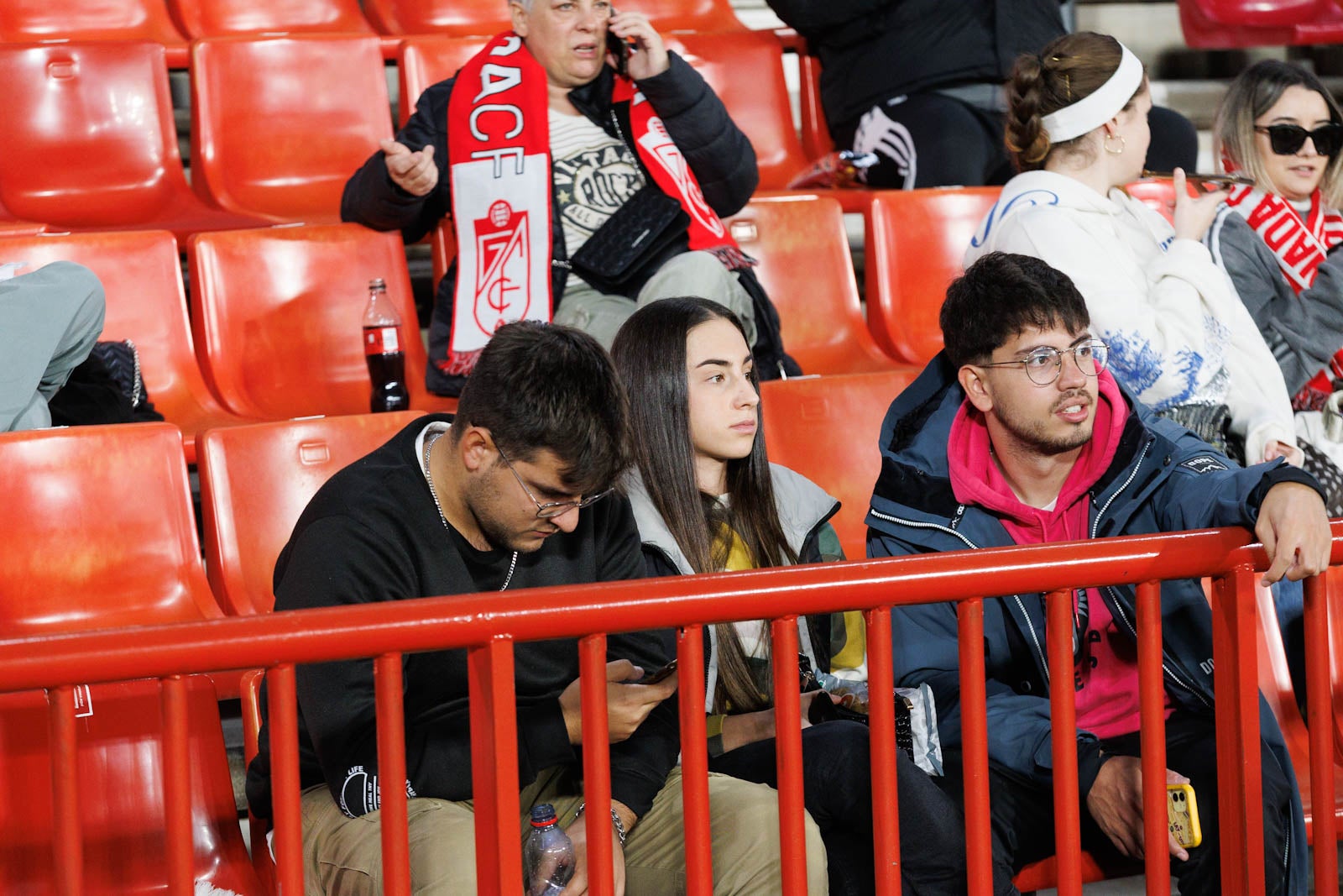 Encuéntrate en la grada de Los Cármenes en el Granada-Athletic