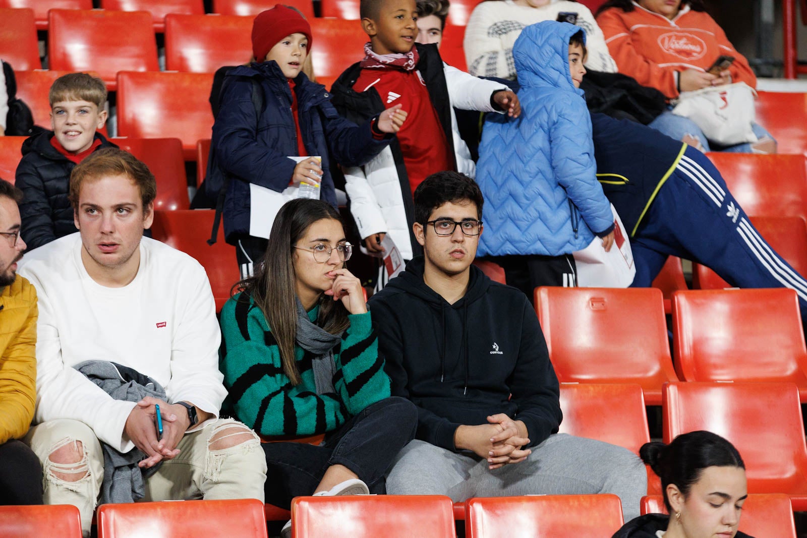 Encuéntrate en la grada de Los Cármenes en el Granada-Athletic