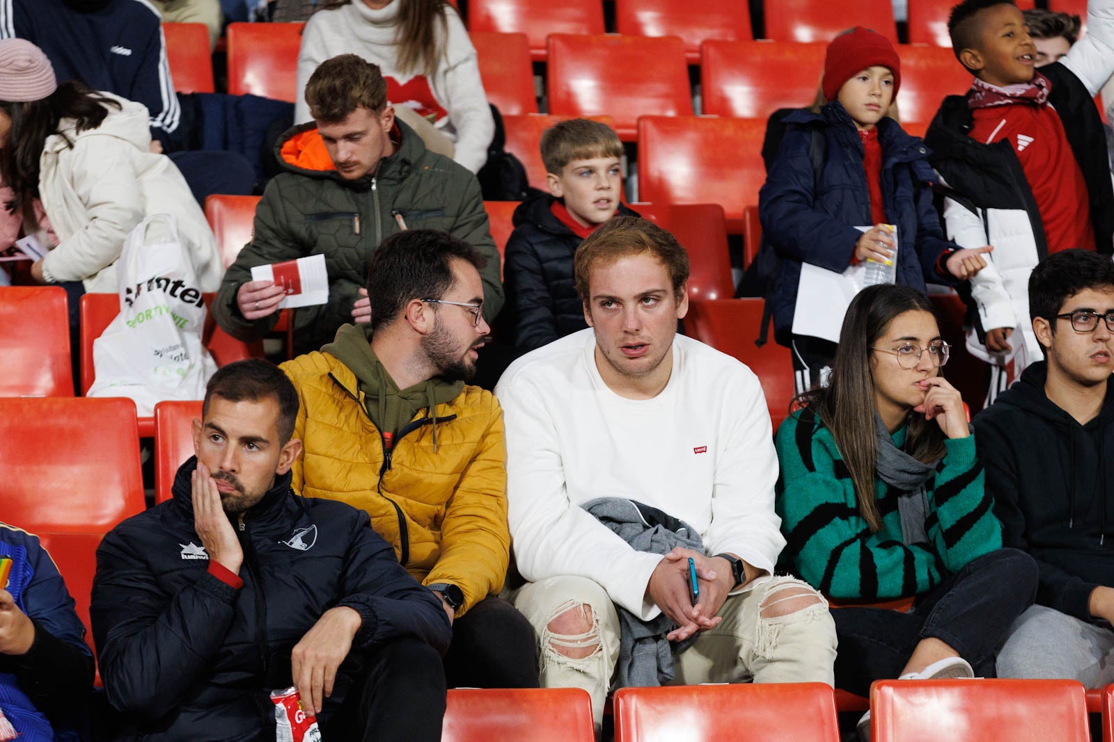 Encuéntrate en la grada de Los Cármenes en el Granada-Athletic