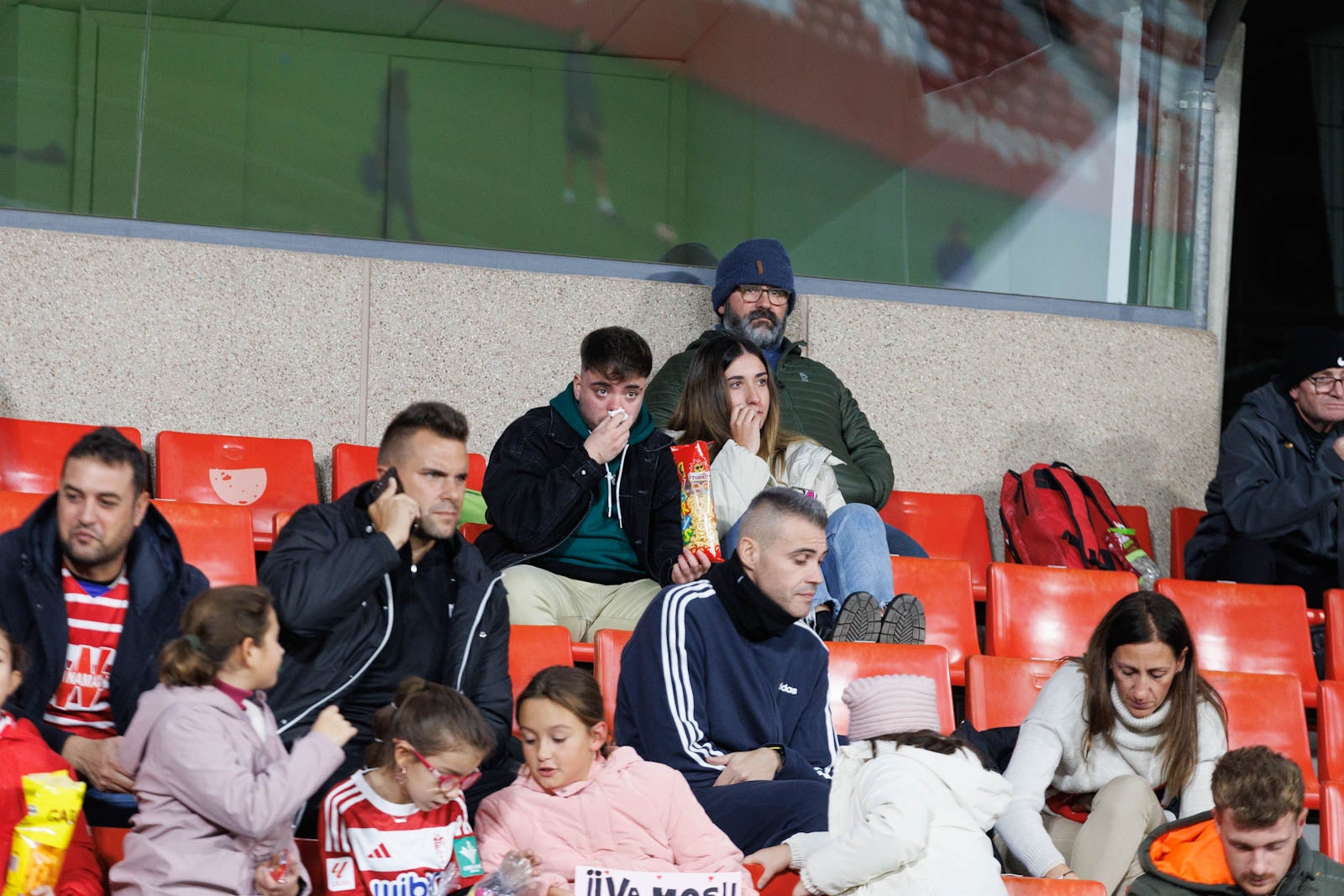 Encuéntrate en la grada de Los Cármenes en el Granada-Athletic